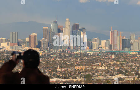 Los Angeles, USA. Feb 18, 2019. Un homme prend des photos du centre-ville de Los Angeles en Californie, États-Unis, le 18 février 2019. Crédit : Li Ying/Xinhua/Alamy Live News Banque D'Images