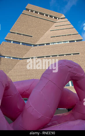 Tate Modern, Londres, Royaume-Uni. 19 Février, 2019. La Tate Modern présente une importante exposition de l'œuvre de Franz West (1947-2012). Organisée par la Tate Modern et le Centre Pompidou, la première rétrospective posthume et plus complet de l'enquête sur le travail de l'artiste jamais organisé au Royaume-Uni. Cette exposition explore la sensibilité et l'irrévérencieux approche enjouée de matériaux, de couleurs et de forme qui caractérisent l'Ouest l'esthétique punk. Image : Rrose/Drama, 2001. Telenor Art Collection. Credit : Malcolm Park/Alamy Live News. Banque D'Images