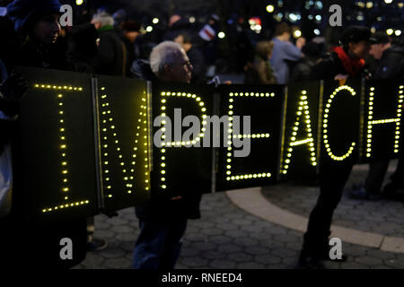 New York, NY, USA. Feb 18, 2019. Les New-yorkais et autres protester contre les actions du 45e président, qui a appelé une urgence nationale pour construire le mur de la frontière sur la frontière sud des États-Unis usurper efficacement les pouvoirs du Congrès sur la sécurité intérieure. Des manifestations ont eu lieu à Union Square le 18 février 2019 à New York. Credit : Mpi43/media/Alamy Punch Live News Banque D'Images