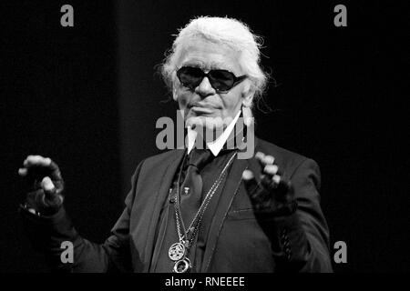 Fashion designer, designer, photographe, éditeur et marchand livre Karl LAGERFELD (droite), demi-longueur figure, friendly, soulevés ; regardant la caméra. Roger WILLEMSEN (gauche) se tient à ses côtés ; le 16 mars 2012 dans KvÉ¬ ? Ln/Allemagne vÇ¬ | conditions dans le monde entier Banque D'Images