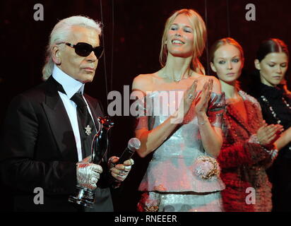 Berlin, Allemagne. 19 juillet, 2008. Après avoir reçu le 'Elle Fashion Star', créateur de mode Karl Lagerfeld tient sa bourse, le 'Mercedes Platinum", dans ses mains, et le top-modèle Claudia Schiffer sur sa droite. Le créateur de mode allemand Karl Lagerfeld est décédé. Chanel a annoncé ce sur 19.02.2019 dans la maison natale de Lagerfeld Hambourg. Credit : Soeren Stache/dpa-Zentralbild/dpa/Alamy Live News Banque D'Images