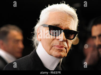 Berlin, Allemagne. 20 Nov, 2012. L'icône mondiale de la mode Karl Lagerfeld, photographié à l'ouverture de l'exposition "La petite veste noire." L'icône de mode et directeur artistique de la maison de couture Chanel est décédé, Chanel pour Hambourg dit bureau. Credit : Britta Pedersen/dpa-Zentralbild/dpa/Alamy Live News Banque D'Images