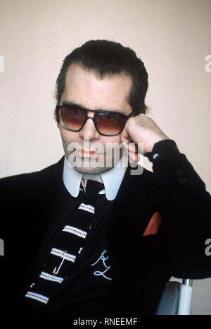 Déposée - 01 mars 1979, la France (France), Paris : Le créateur de mode allemand Karl Lagerfeld dans son studio. Le créateur de mode allemand Karl Lagerfeld est décédé. Chanel a annoncé ce sur 19.02.2019 dans la maison natale de Lagerfeld Hambourg. Photo : Roland Witschel/dpa Banque D'Images