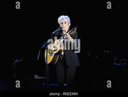 18 février 2019, l'Allemagne (allemand), Hambourg : Le chanteur Joan Baez se trouve dans le plus ! Théâtre au marché de gros, sur scène. Photo : Holger Kasnitz/dpa Banque D'Images