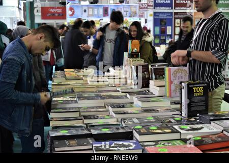 16 février 2019, Turquie, Ankara : Visiteurs regarder des livres à un salon du livre. La foire est un événement annuel qui se déroule pour la 13e fois, l'hébergement le plus important des éditeurs et des auteurs. Photo : Altan Gochre dans le monde d'utilisation | Banque D'Images