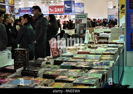 16 février 2019, Turquie, Ankara : Visiteurs chat en face d'un livre se tenir à une foire du livre. La foire est un événement annuel qui se déroule pour la 13e fois, l'hébergement le plus important des éditeurs et des auteurs. Photo : Altan Gochre dans le monde d'utilisation | Banque D'Images