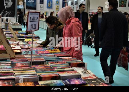 16 février 2019, Turquie, Ankara : Visiteurs regarder des livres à un salon du livre. La foire est un événement annuel qui se déroule pour la 13e fois, l'hébergement le plus important des éditeurs et des auteurs. Photo : Altan Gochre dans le monde d'utilisation | Banque D'Images