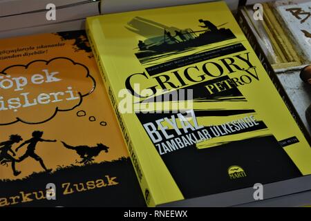 16 février 2019, Turquie, Ankara : une copie de "le pays de lys blancs' Écrit par prêtre russe Grigory Petrov est affiché lors d'une foire du livre. La foire est un événement annuel qui se déroule pour la 13e fois, l'hébergement le plus important des éditeurs et des auteurs. Photo : Altan Gochre dans le monde d'utilisation | Banque D'Images