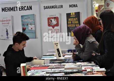 16 février 2019, Turquie, Ankara : Un auteur turc des autographes pour ses fans un livre à une foire du livre. La foire est un événement annuel qui se déroule pour la 13e fois, l'hébergement le plus important des éditeurs et des auteurs. Photo : Altan Gochre dans le monde d'utilisation | Banque D'Images