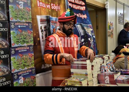 16 février 2019, Turquie, Ankara : un vendeur se tient derrière son livre se tenir à une foire du livre. La foire est un événement annuel qui se déroule pour la 13e fois, l'hébergement le plus important des éditeurs et des auteurs. Photo : Altan Gochre dans le monde d'utilisation | Banque D'Images