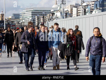 Londres, Royaume-Uni. Feb 19, 2019. Ciel bleu sur Londres pendant la moitié des vacances scolaires à long terme. Marcher le long des familles par le Tower Bridge et HMS Belfast profitant du soleil d'hiver même si les températures restent au-dessus de la moyenne pour la période de l'année.Credit : Keith Larby/Alamy Live News Crédit : Keith Larby/Alamy Live News Banque D'Images