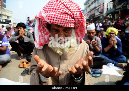 Tongi, au Bangladesh. Feb 19, 2019. Les dévots musulmans bangladais Akheri Munajat prendre part au final, ou prières de deuxième phase, à l'Biswa Ijtema ou congrégation du monde islamique, à Tongi, près de Dhaka, Bangladesh, le 19 février 2019. Les musulmans jointes en prière sur les rives d'un fleuve au Bangladesh comme la deuxième plus grande congrégation islamique annuel a pris fin. Mamunur Rashid/crédit : Alamy Live News Banque D'Images