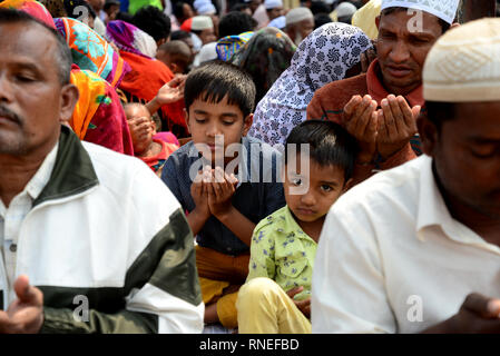 Tongi, au Bangladesh. Feb 19, 2019. Les dévots musulmans bangladais Akheri Munajat prendre part au final, ou prières de deuxième phase, à l'Biswa Ijtema ou congrégation du monde islamique, à Tongi, près de Dhaka, Bangladesh, le 19 février 2019. Les musulmans jointes en prière sur les rives d'un fleuve au Bangladesh comme la deuxième plus grande congrégation islamique annuel a pris fin. Mamunur Rashid/crédit : Alamy Live News Banque D'Images