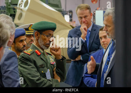 Abu Dhabi, EAU. Feb 19, 2019. IUAE : chef d'état-major des armées le général Mohammed Hamad Al Thani Rumaithi visite l'IDEX 2019. IDEX est la seule conférence et exposition internationales de défense dans la région MENA démontrant la dernière technologie à l'ensemble de la terre, de la mer et du secteurs de la défense. Credit : Fahd Khan / Live News Alamy Crédit : Fahd Khan/Alamy Live News Banque D'Images