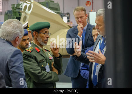 Abu Dhabi, EAU. Feb 19, 2019. IUAE : chef d'état-major des armées le général Mohammed Hamad Al Thani Rumaithi visite l'IDEX 2019. IDEX est la seule conférence et exposition internationales de défense dans la région MENA démontrant la dernière technologie à l'ensemble de la terre, de la mer et du secteurs de la défense. Credit : Fahd Khan / Live News Alamy Crédit : Fahd Khan/Alamy Live News Banque D'Images