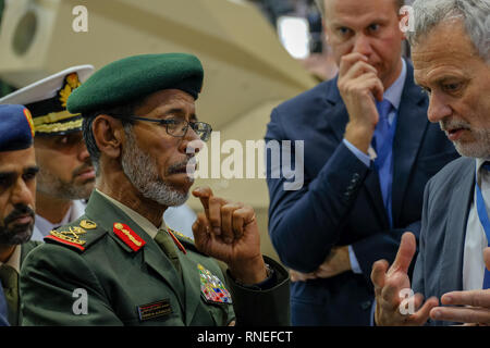 Abu Dhabi, EAU. Feb 19, 2019. IUAE : chef d'état-major des armées le général Mohammed Hamad Al Thani Rumaithi visite l'IDEX 2019. IDEX est la seule conférence et exposition internationales de défense dans la région MENA démontrant la dernière technologie à l'ensemble de la terre, de la mer et du secteurs de la défense. Credit : Fahd Khan / Live News Alamy Crédit : Fahd Khan/Alamy Live News Banque D'Images