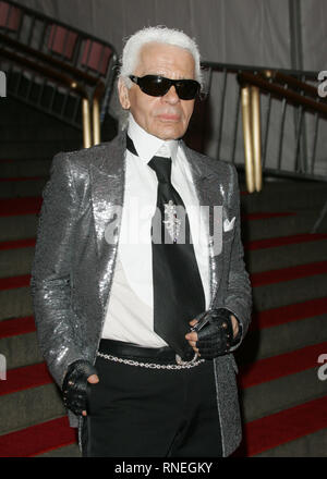 Le créateur de mode Karl Lagerfeld quitte le Costume Institute Gala, SUPERHEROES : FASHION and Fantasy, au Metropolitan Museum of Art le Mai 05, 2008 à New York. Banque D'Images