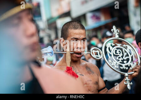 Singakawang, à l'ouest de Kalimantan, en Indonésie. Feb 19, 2019. Un piercing métal par Tatung vu ses joues lors de la Cap Rendez-meh célébration du festival.L'art ancien du Tatung, qui est une partie de la Pac Rendez-Meh Festival, est soupçonné d'avoir un mauvais esprit qui peut affecter la vie des gens. La Pac Rendez-Meh Festival a également connu sous le nom de Fête des lanternes est célébré le 15e jour de l'Année lunaire chinoise et elle marque la fin de la fête du Nouvel An chinois. Credit : Hariandi Hafid/SOPA Images/ZUMA/Alamy Fil Live News Banque D'Images