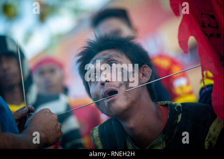 Singakawang, à l'ouest de Kalimantan, en Indonésie. Feb 19, 2019. Un piercing aiguilles métalliques Tatung à travers ses joues pendant la célébration du Festival Rendez-vous Meh sur Jeudi, Singkawang, Kalimantan, Indonésie (19/02/2019). L'art ancien du Tatung, qui est une partie de la Pac Rendez-Meh Festival, est soupçonné d'avoir un mauvais esprit qui peut affecter la vie des gens. La Pac Rendez-Meh Festival a également connu sous le nom de Fête des lanternes est célébré dans le 15e jour de l'Année lunaire chinoise et marque la fin de la fête du Nouvel An chinois.L'art ancien du Tatung, qui est une partie de la Pac Rendez-Meh Festival, est censé pour ha Banque D'Images