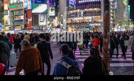 TOKYO, JAPON - 23 décembre 2012 : les piétons traversent au croisement de Shibuya. Il est l'un des plus célèbres et les plus fréquentés dans les passages pour piétons scramble w Banque D'Images