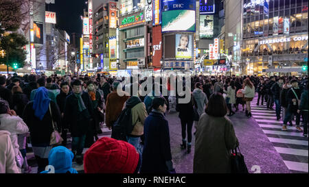 TOKYO, JAPON - 23 décembre 2012 : les piétons traversent au croisement de Shibuya. Il est l'un des plus célèbres et les plus fréquentés dans les passages pour piétons scramble w Banque D'Images