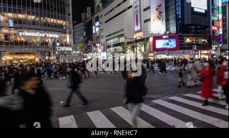 TOKYO, JAPON - 23 décembre 2012 : les piétons traversent au croisement de Shibuya. Il est l'un des plus célèbres et les plus fréquentés dans les passages pour piétons scramble w Banque D'Images