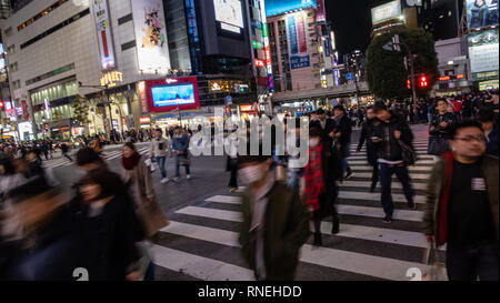 TOKYO, JAPON - 23 décembre 2012 : les piétons traversent au croisement de Shibuya. Il est l'un des plus célèbres et les plus fréquentés dans les passages pour piétons scramble w Banque D'Images