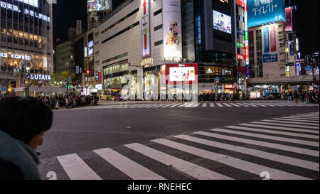TOKYO, JAPON - 23 décembre 2012 : les piétons traversent au croisement de Shibuya. Il est l'un des plus célèbres et les plus fréquentés dans les passages pour piétons scramble w Banque D'Images