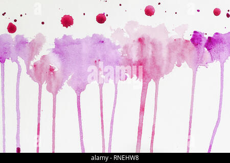 Aquarelle en cours à la main. Aquarelle abstraite, les taches colorées de texture dans les tons de pourpre et violet couleurs sur papier blanc Banque D'Images
