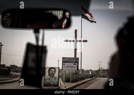 Grande croix à l'entrée de la ville de Karakosh près de Mossoul, principalement habitée par des chrétiens. La population chrétienne a été expulsé par l'Est, mais beaucoup de retourner dans leurs foyers, qui ont été rénovées par des organisations humanitaires. Néanmoins, les chrétiens sont aujourd'hui menacés par les Chiites conquérants de la province et la capitale Ninive, Mossoul et de plus en plus réprimées, de sorte que les chrétiens n'ont pas de bonnes perspectives pour une nouvelle vie dans leurs villes. Banque D'Images