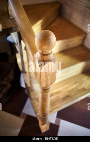 Éléments d'escaliers en bois. Balustres en bois rond à l'intérieur confort chambre eco close-up sur carrelage brillant arrière-plan. Banque D'Images