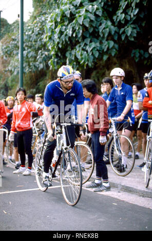 1981 - un marin américain, membre de cyclotourisme international, un club de vélo à bord à bord du navire de commandement amphibie USS Blue Ridge (LCC-19), utilise sa liberté de temps pour participer à une course cycliste. Banque D'Images