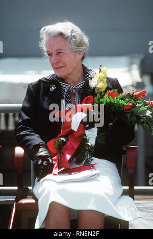 1982 - Mme Lewis B. Extracteur, marraine du navire, à l'écoute au cours de la cérémonie de mise en service pour la frégate lance-missiles USS LEWIS B. PULLER (FFG-23). Banque D'Images