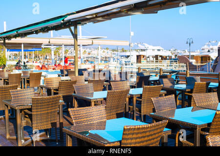 Restaurant vide à Paphos marina au coucher du soleil. Chypre Banque D'Images