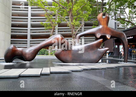 Statue en bronze "Reclining figure" par Henry Moore à l'OCBC building à Singapour Banque D'Images