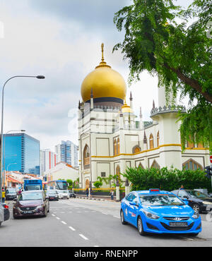 Singapour - 17 février 2017 : la circulation sur une route à Singapour, ville rue avec vue sur la Mosquée Sultan Masjid Banque D'Images