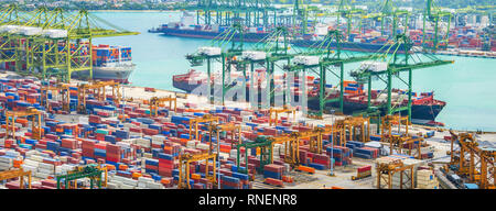 Panorama de l'antenne de cargos dans le port de port industriel de Singapour par pier avec grues de fret et de marchandises des conteneurs, seacsape au contexte Banque D'Images