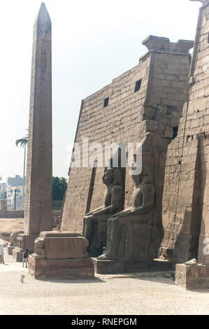 Louxor, Egypte - 15 Avril 2008 : les grandes statues de Ramsès II, Karnak, Louxor, Egypte Banque D'Images