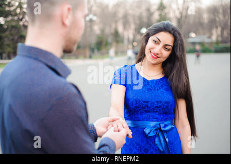 L'homme demande à son amie si elle veut se marier avec lui Banque D'Images