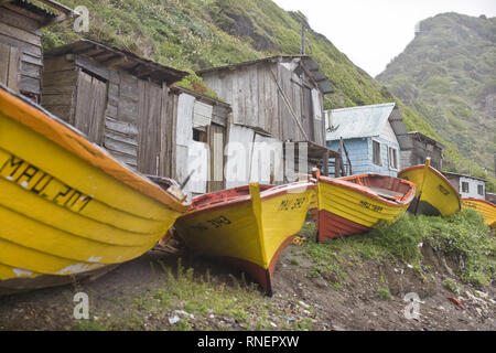 Un vieux bateaux et cabanes sur une plage éloignée. Banque D'Images