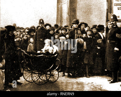 1917 - un journal britannique des photographies montrant la foule réunie pour les colis de nourriture en raison de pénuries causées par la PREMIÈRE GUERRE MONDIALE dans l'activité de sous-marins ennemis (pré-rationnement) Banque D'Images