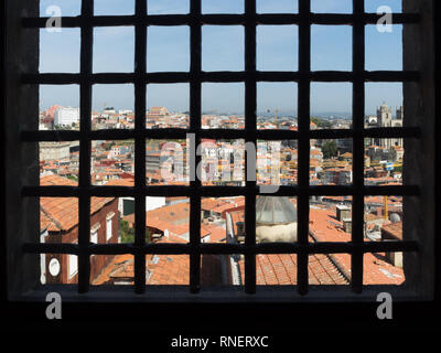 Un ciel bleu des toits vue sur Porto toits de par la vieille prison bars grill fenêtre fenêtre barrée Banque D'Images