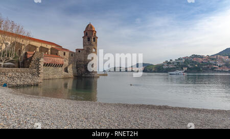 Vue sur le port de Colioure et Notre-Dame-des-Anges, France Banque D'Images
