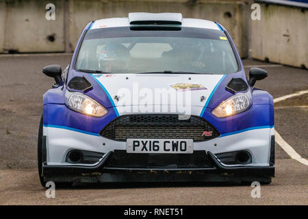 Ford Fiesta RS, PX16, Adjuc avec chauffeur Steve Finch et co-pilote Sam au cours de la Fordham 2019 Rallye Stade Snetterton, Norfolk. Banque D'Images