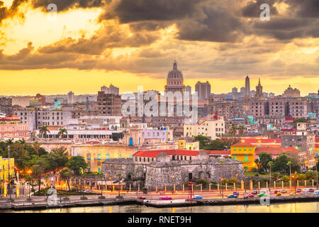 La Havane, Cuba le centre-ville sur le Malecon waterfront au crépuscule. Banque D'Images