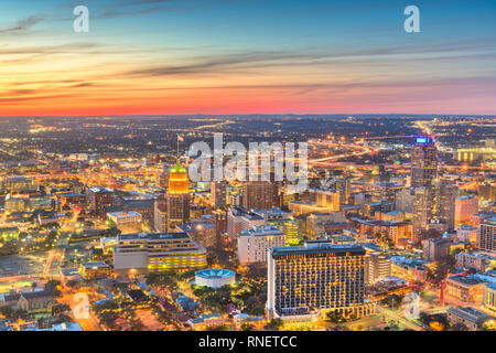 San Antonio, Texas, USA Centre-ville sur les toits de la ville d'en haut juste après le coucher du soleil. Banque D'Images