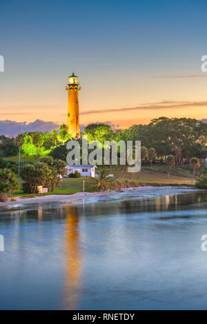 Jupiter, en Floride, USA avec Jupiter Inlet Light à l'aube. Banque D'Images