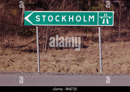 Autoroute verte panneau signalant la direction à Stockholm. Banque D'Images