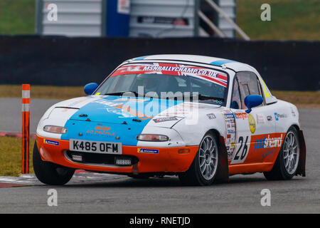 Mazda MX5, K485 OFM, avec chauffeur Paul Sheard et co-pilote Bruce Lindsay pendant la phase 2019 Snetterton Rally, Norfolk. Banque D'Images