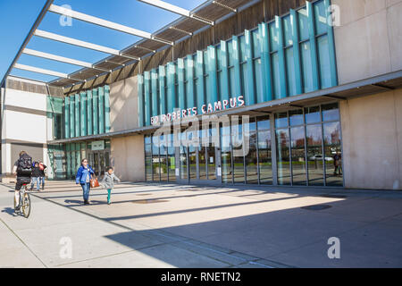 Ed Roberts, campus de Berkeley, Californie, USA. La journée, la couleur, la photo de paysage au début de l'après-midi sur le campus, un léger nuage blanc dans le ciel bleu. Banque D'Images